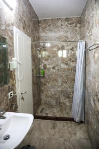 ベラトにあるMERKAJ HOTEL BERATのバスルーム(シャワー、シンク、シャワー付)