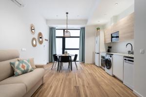 sala de estar con sofá y mesa en la cocina en Marina Beach Apartments, en Valencia
