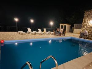 Piscina di Tyupebi o nelle vicinanze