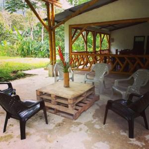a patio with chairs and a table with a vase at Cabaña Campestre de descanso in Melgar