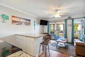 uma cozinha e sala de estar com uma ventoinha de tecto em Hilton Head Vacation Rental Private Beach Access! em Hilton Head Island