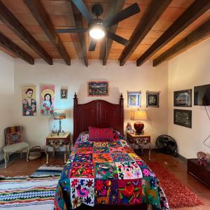 sypialnia z dużym łóżkiem z kolorową narzutą w obiekcie casa la vida es buena w mieście San Miguel de Allende