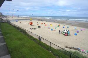 eine Gruppe von Menschen am Strand mit einem Ball in der Unterkunft Sea Gypsy Rentals in Lincoln City