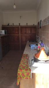 - une cuisine avec des placards en bois et un comptoir dans l'établissement Magnifique ferme avec piscine, à Marrakech