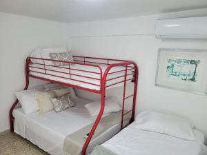 - deux lits superposés dans une chambre dans l'établissement Ocean Village at Combate, à Cabo Rojo