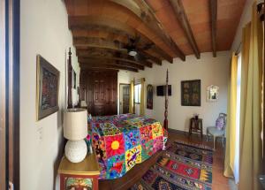 sypialnia z łóżkiem i stołem z lampką w obiekcie casa la vida es buena w mieście San Miguel de Allende