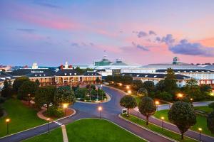 vista di un campus notturno con strada di Gaylord Opryland Resort & Convention Center a Nashville