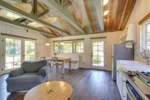 cocina y sala de estar con sofá y mesa en Farmhouse-Chic Carpinteria Cottage with Pool Access, en Carpinteria