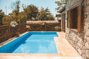 una piscina di fronte a una casa di Resort & Villas Carević a Budua