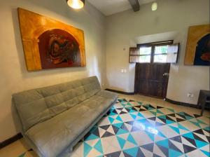 sala de estar con sofá en el suelo de baldosa en Villa en Hacienda noox Kankabal, en Cholul