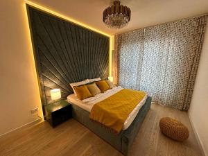 Schlafzimmer mit einem Bett mit einem großen Kopfteil in der Unterkunft SuprStay - Belgrade Waterfront Luxury Apartment in Belgrad