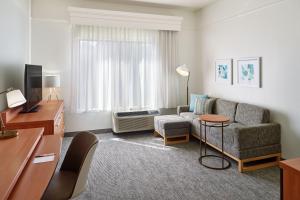 un soggiorno con divano e sedia di TownePlace Suites by Marriott Newnan a Newnan