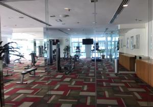 Cette grande chambre dispose d'une salle de sport avec un tapis. dans l'établissement KLCC by SWITZHOME, à Kuala Lumpur