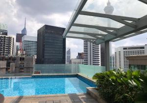 una piscina en la azotea de un edificio en KLCC by SWITZHOME, en Kuala Lumpur