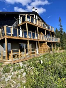 ein großes Haus mit einer Terrasse auf einem Hügel in der Unterkunft Åre Hårbörsta 2:64 in Åre