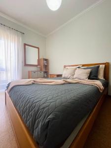 1 cama grande en un dormitorio con espejo en Amorosa Guest House, en Saborido