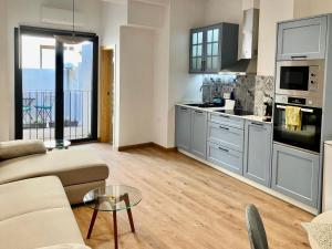 a living room with a couch and a kitchen at Sagunto Castillo 17 in Sagunto