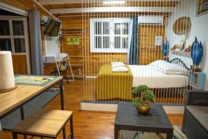 uma sala de estar com uma cama numa gaiola em Chalets BOISKANON A em Matoury