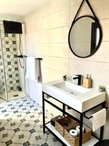 ein Badezimmer mit einem weißen Waschbecken und einem Spiegel in der Unterkunft Sagunto Castillo 17 in Sagunt