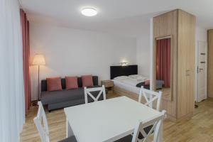 sala de estar con cama y mesa blanca en K2 Apartamenty en Karpacz