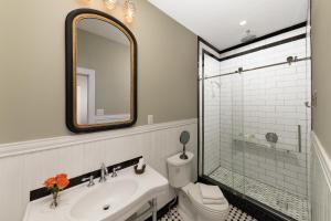 尤提卡的住宿－Rosemont Inn，一间带水槽、卫生间和镜子的浴室