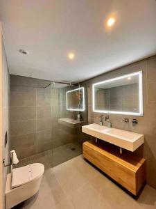 y baño con lavabo, aseo y espejo. en WeRentVLC - Espectacular Loft Duplex 1 hab en Valencia