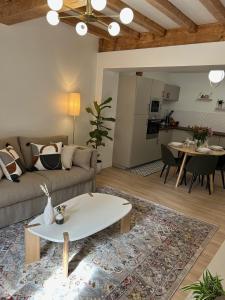 sala de estar con sofá y mesa en Maison de caractère au coeur du Castelviel à Albi, en Albi
