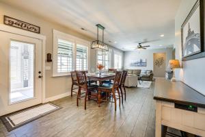 - une salle à manger et un salon avec une table et des chaises dans l'établissement Secluded Home Near Hiking and Downtown Cedar City!, à Cedar City