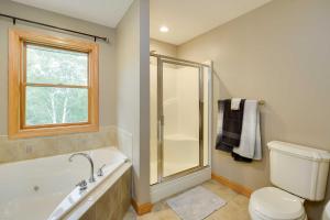 Ένα μπάνιο στο Riverfront Bliss in Rice Lake Deck, Grill and Hike! +37 φωτογραφίες