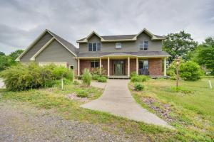 ein Haus mit einem Weg davor in der Unterkunft Riverfront Bliss in Rice Lake Deck, Grill and Hike! in Mikana