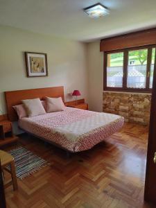 um quarto com uma cama grande num quarto em El Rincón de Luna Quintueles-Gijon em Quintueles
