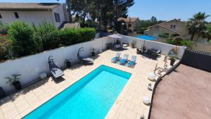 View ng pool sa appartement cosy avec piscine entre Aix et Marseille o sa malapit