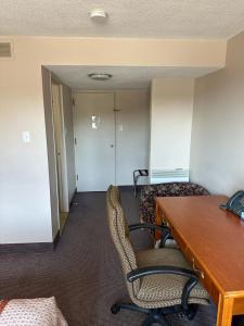 um escritório com uma secretária, uma cadeira e uma mesa em Bear's den Lounge and Motel em Deep River