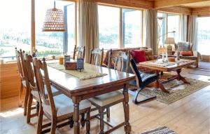 comedor con mesa de madera y sillas en Beautiful Home In Frde With House A Panoramic View, en Førde