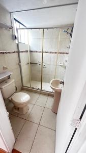 une salle de bain avec une douche, des toilettes et un lavabo dans l'établissement III Acogedora Habitación Privada en Miraflores City, à Lima