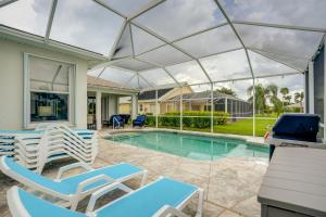 eine Terrasse mit Stühlen und einem Pool in der Unterkunft Sunny Fort Myers Home with Heated Pool! in Fort Myers