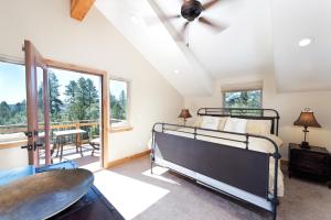 1 dormitorio con 1 cama y balcón en 151 Oak Road, en Durango