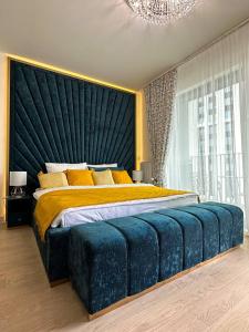 貝爾格勒的住宿－SuprStay - Belgrade Waterfront Luxury Studio，一间卧室配有一张大床和蓝色床头板