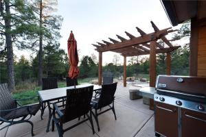 un patio con mesa, sillas y parrilla en 151 Oak Road, en Durango