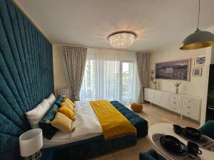 貝爾格勒的住宿－SuprStay - Belgrade Waterfront Luxury Studio，一间卧室配有黄色和蓝色的床