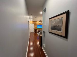 Μια τηλεόραση ή/και κέντρο ψυχαγωγίας στο Cozy Chicago Apartment next to the River
