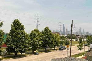eine Straße mit Bäumen und eine Stadt im Hintergrund in der Unterkunft Cozy Chicago Apartment next to the River in Chicago