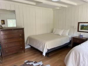 Daven Haven Lodge & Cabins في غراند ليك: غرفة نوم مع سرير وخزانة