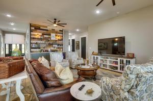 Gallery image of Lakefront Onalaska Home with Screened-In Porch! in Onalaska