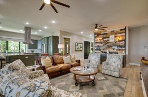 Gallery image of Lakefront Onalaska Home with Screened-In Porch! in Onalaska