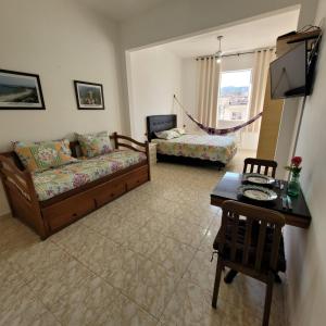 sala de estar con sofá y mesa en HospedaCopa 1202 - Vista Lateral Mar en Río de Janeiro