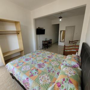 Un dormitorio con una cama con una colcha colorida. en HospedaCopa 1202 - Vista Lateral Mar, en Río de Janeiro