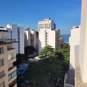 vistas a una ciudad con edificios altos en HospedaCopa 1202 - Vista Lateral Mar en Río de Janeiro