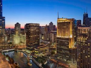 - Vistas al perfil urbano por la noche en Swissotel Chicago, en Chicago