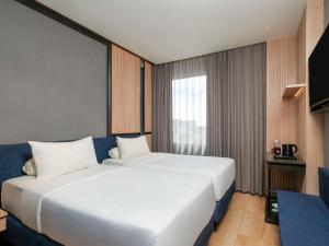 Postel nebo postele na pokoji v ubytování ibis Surabaya Tidar